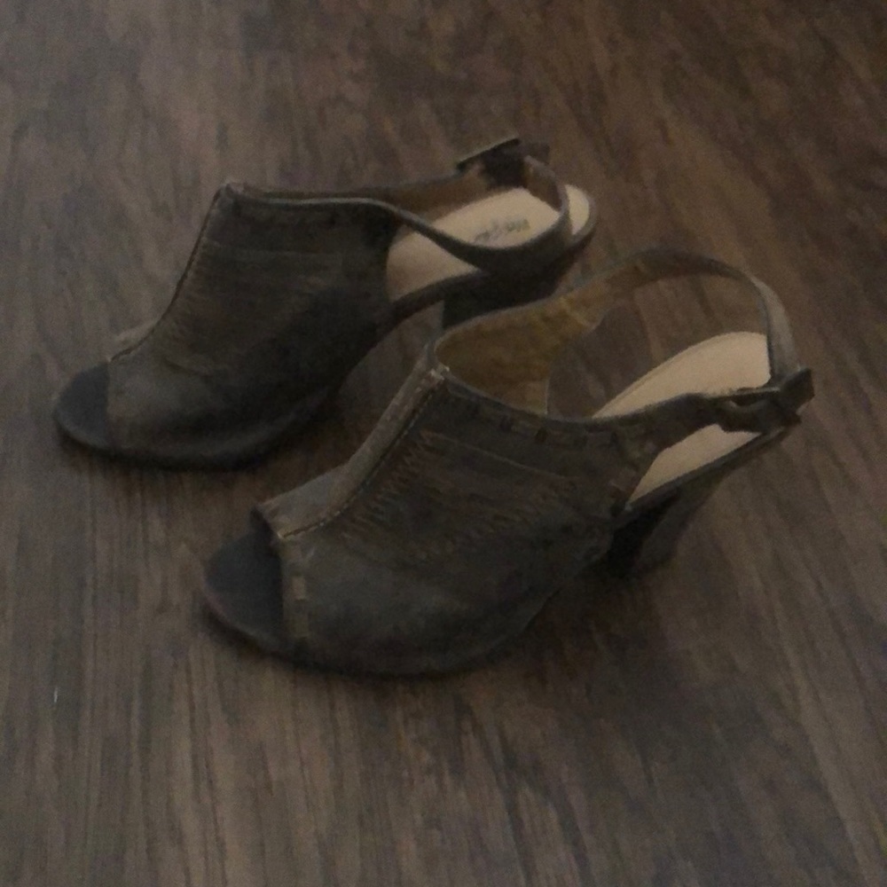 Block heel leather shoes